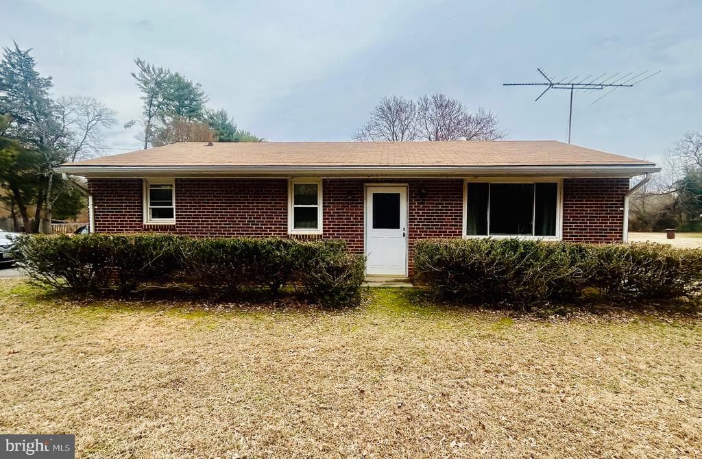 1565 Chester Avenue photo 1