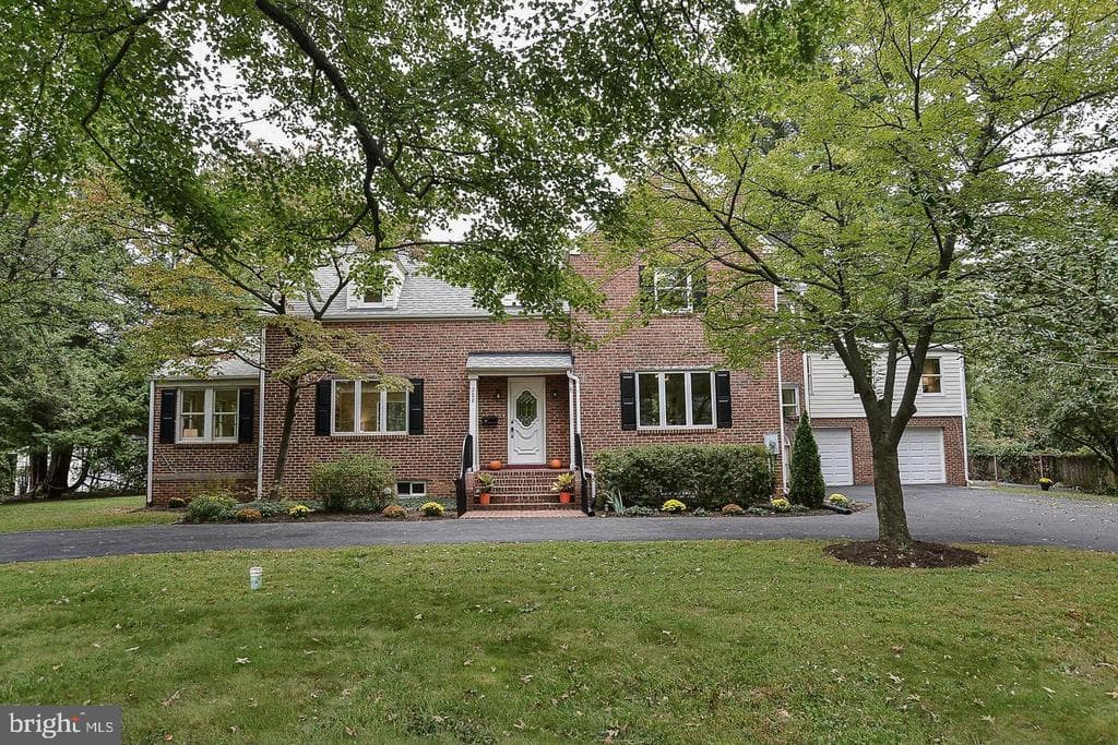 208 Glen Avenue SW photo 1