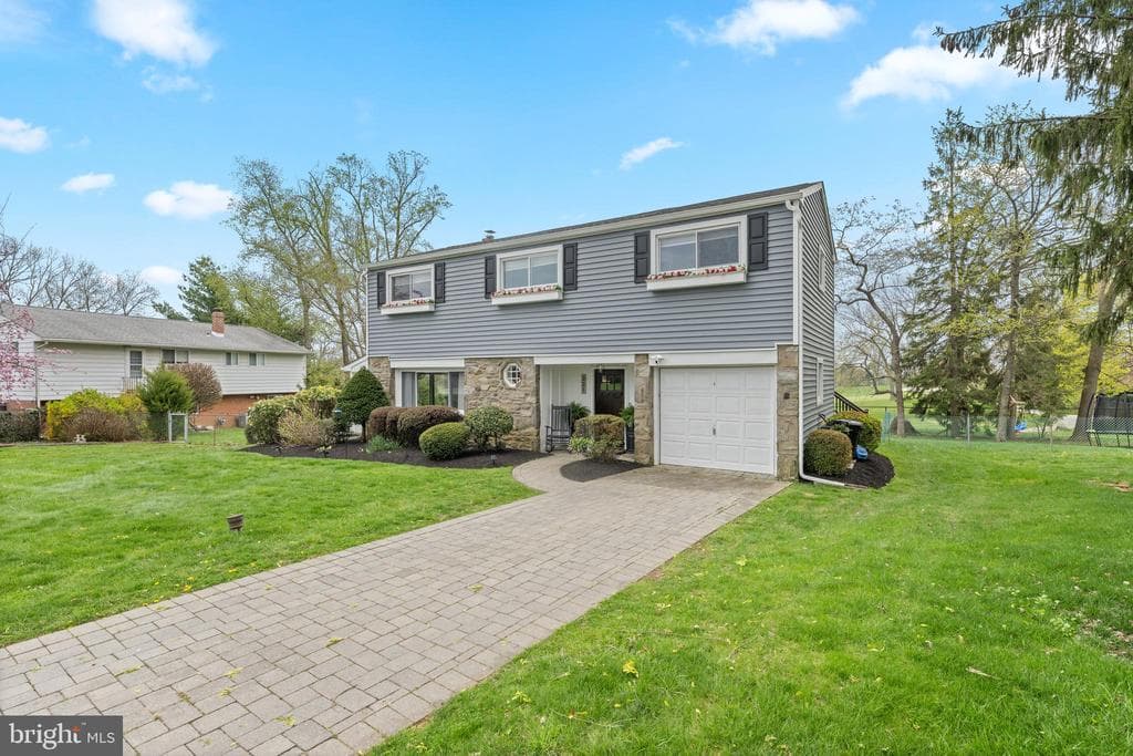 221 Hemlock Lane photo 1