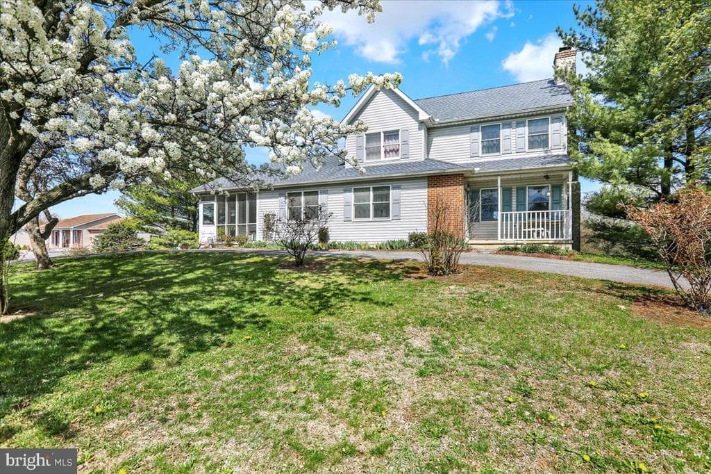 16 Linden Drive photo 1