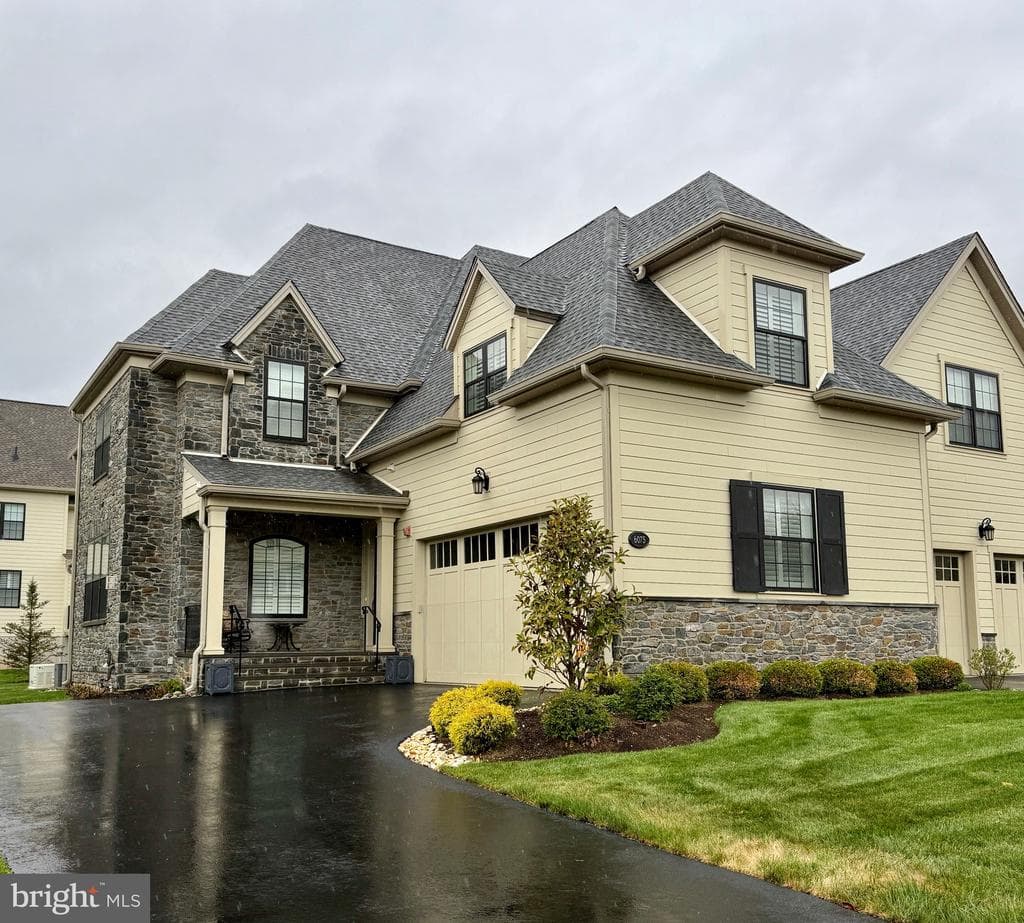 6075 Creekside Drive photo 1