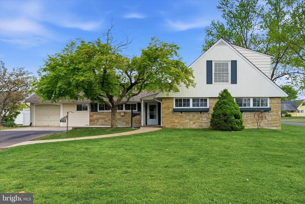 174 Forsythia Drive N #N photo 1