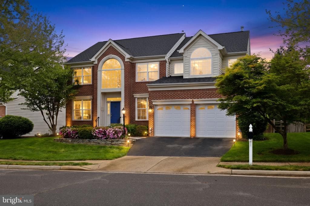 708 Vermillion Drive NE photo 1