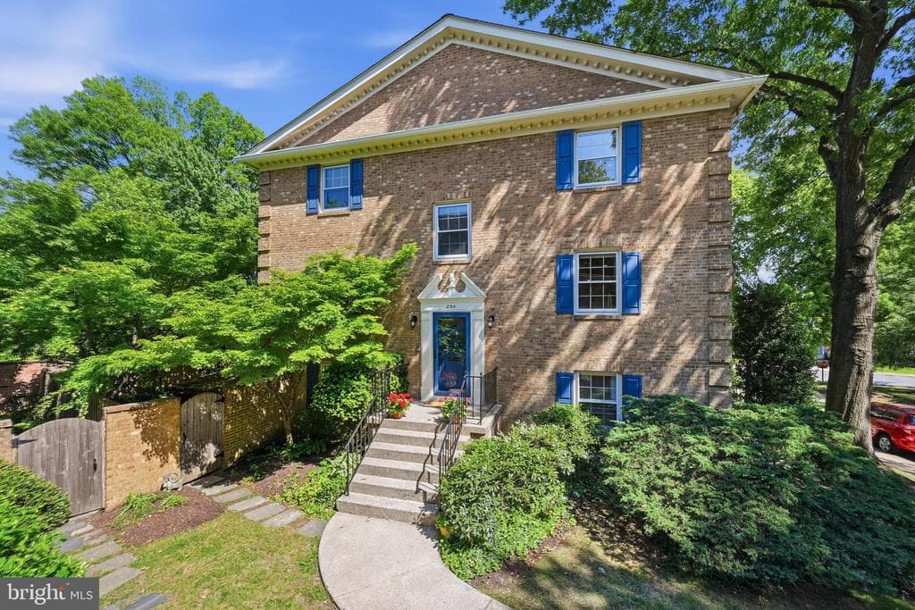 2311 N Glebe Road photo 1