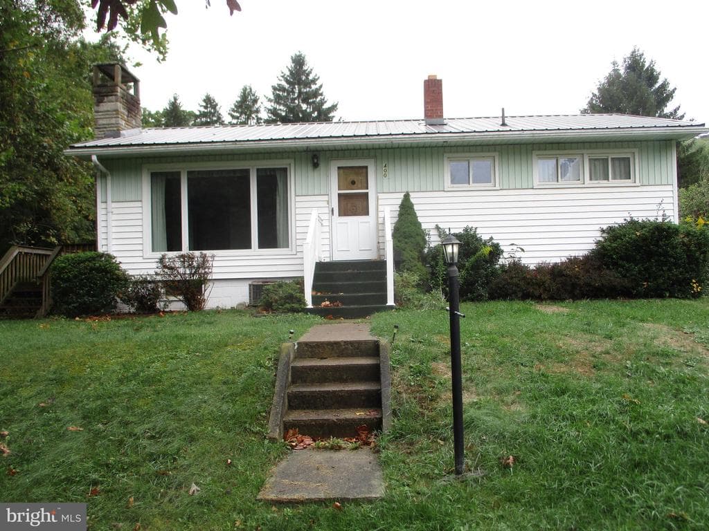 400 N Branch Avenue photo 1