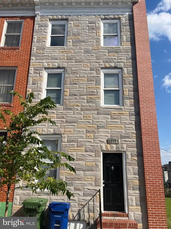 1217 N Bond Street photo 1