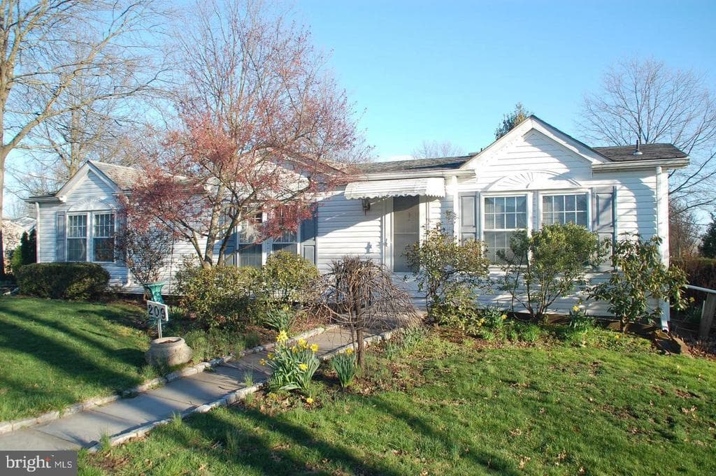 209 Chatham Court photo 1