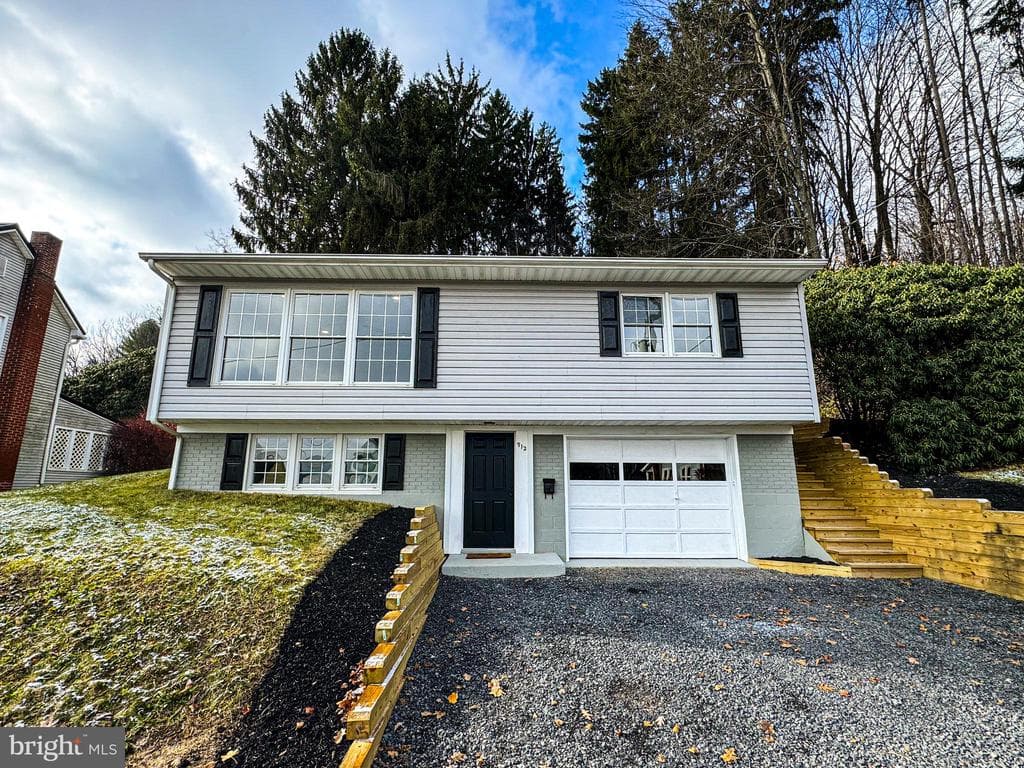 912 Barclay Street photo 1