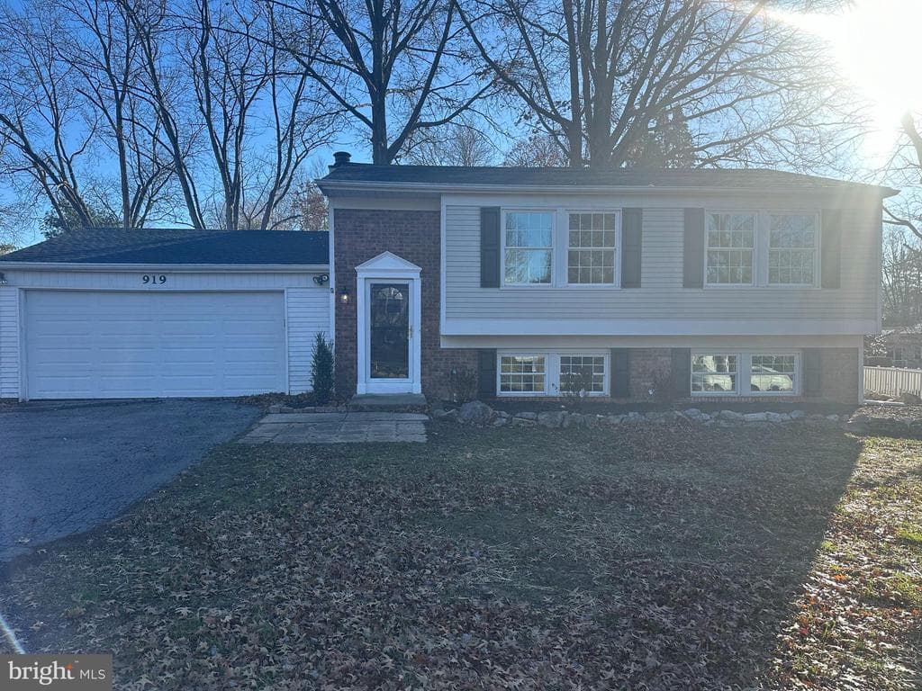 919 Derbyshire Avenue photo 1