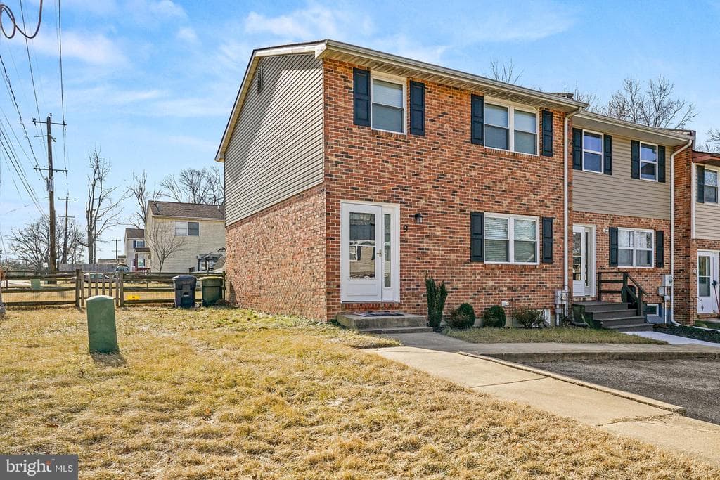 9 Jamestown Court photo 1