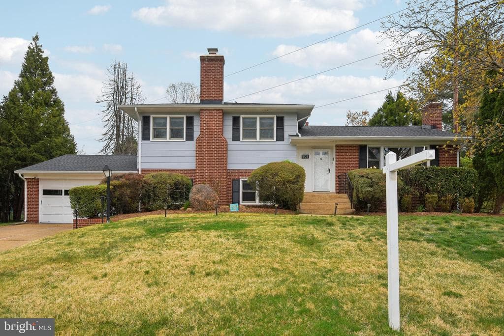 505 Devonshire Drive NE photo 1