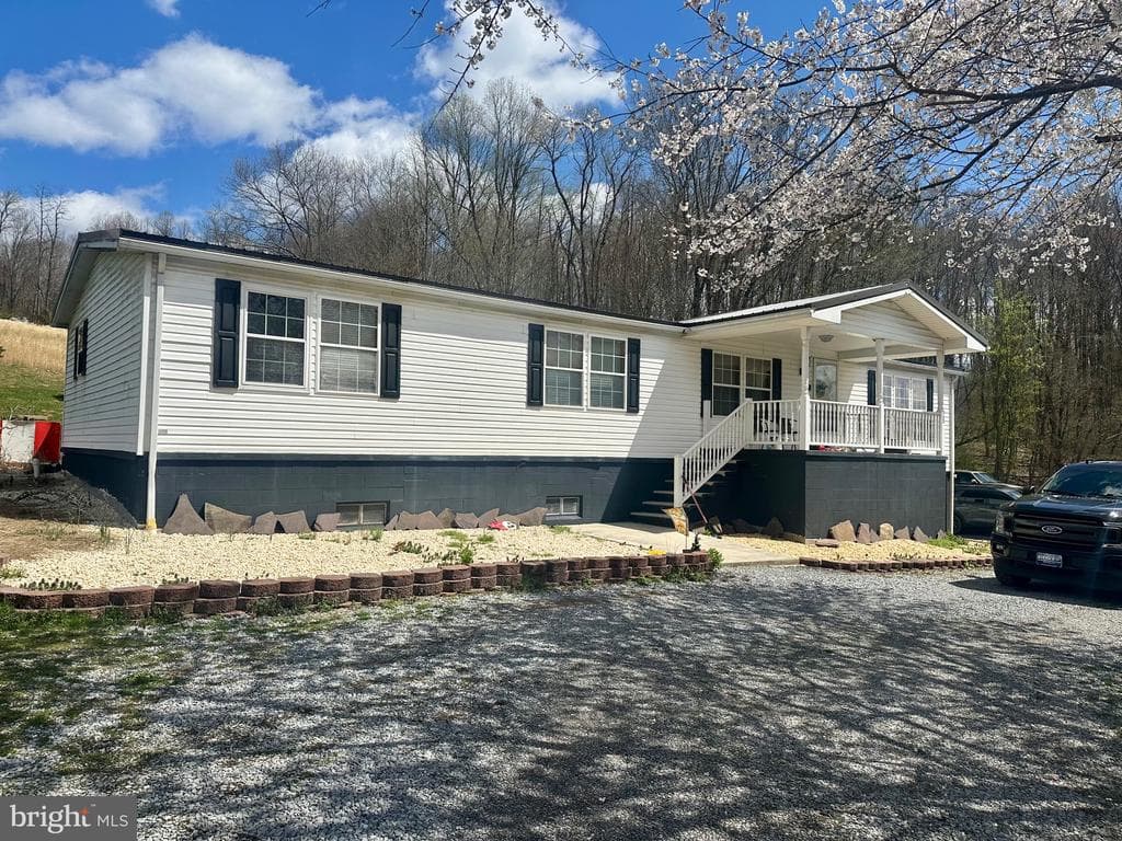 152 Brook Lane photo 1