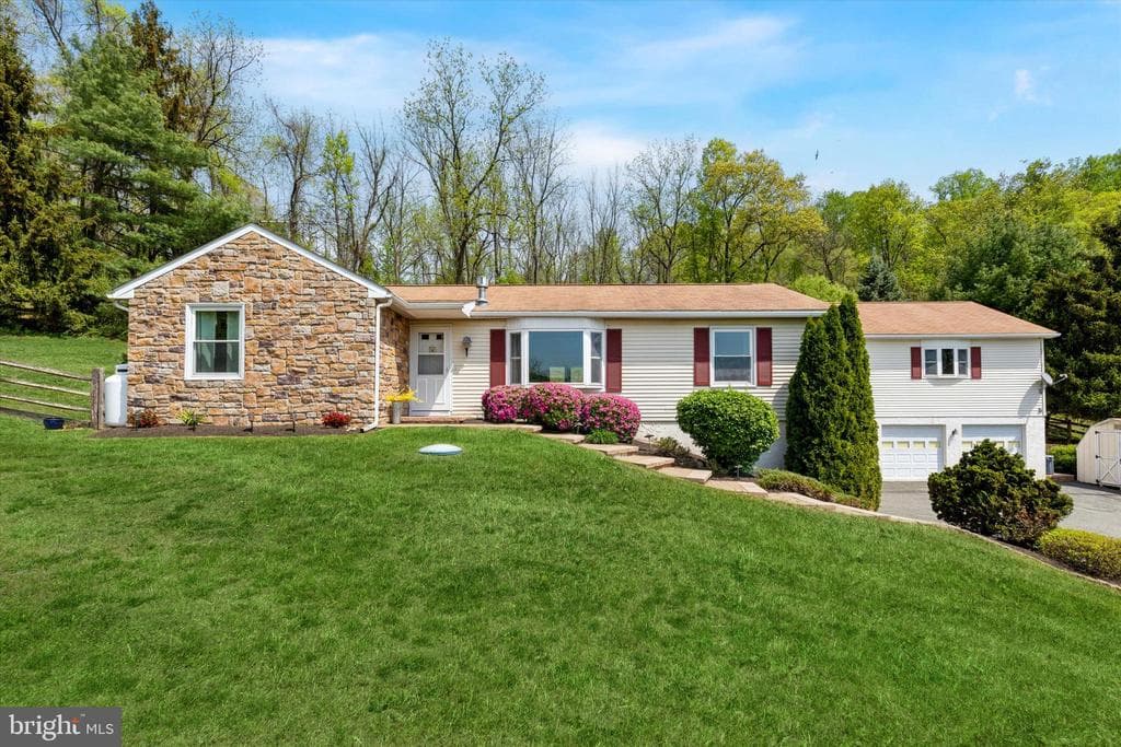 93 Shady Lane photo 1