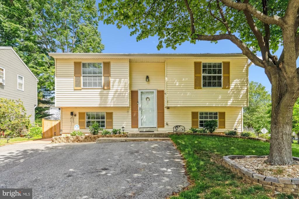 956 Marine Drive photo 1
