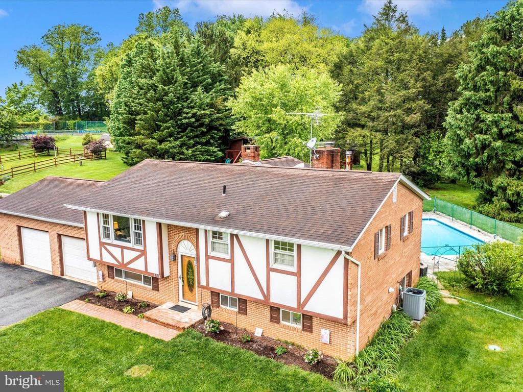 2718 Laura Drive photo 1