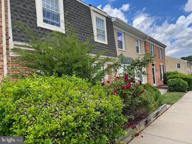 9075 N Laurel Road #j photo 1