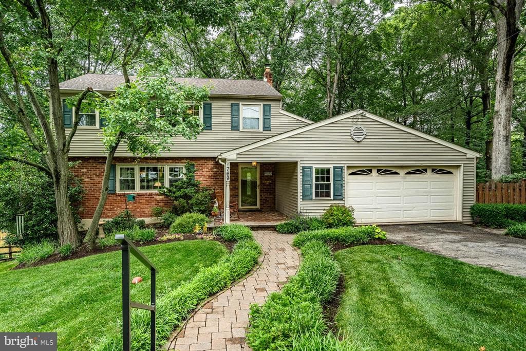 769 Mockingbird Lane photo 1