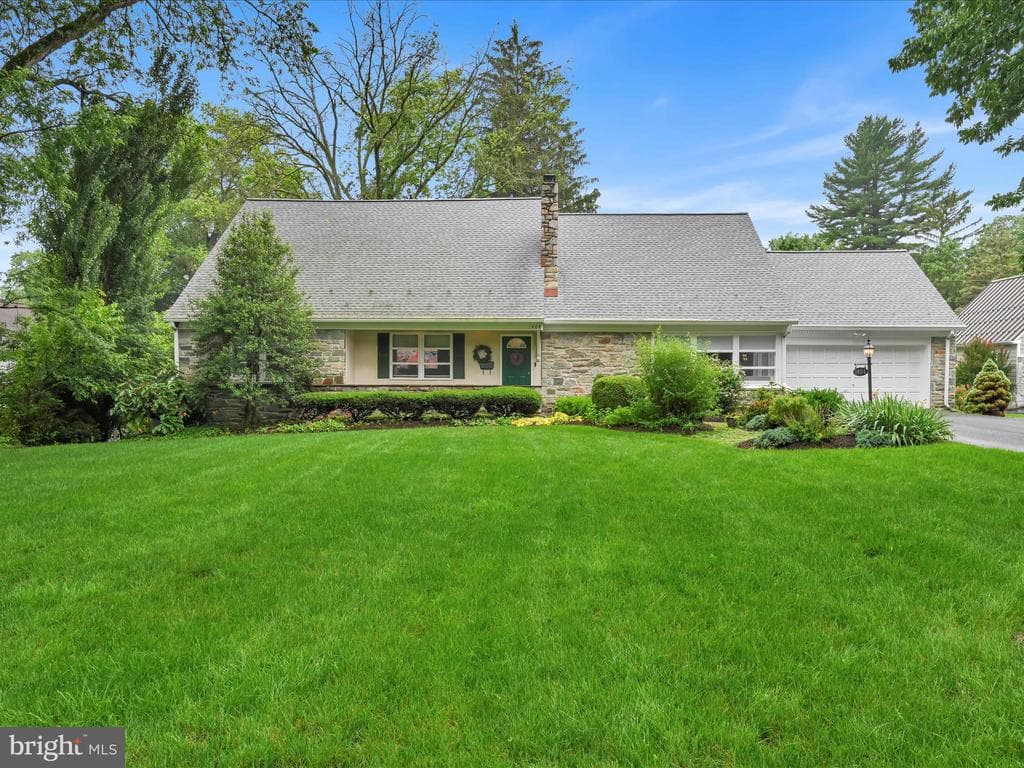 1404 Hillcrest Road photo 1