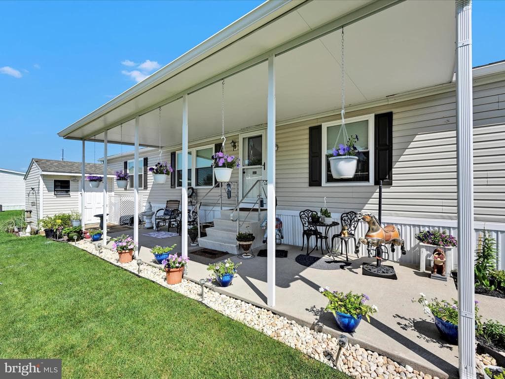 647 Lilac Drive photo 1