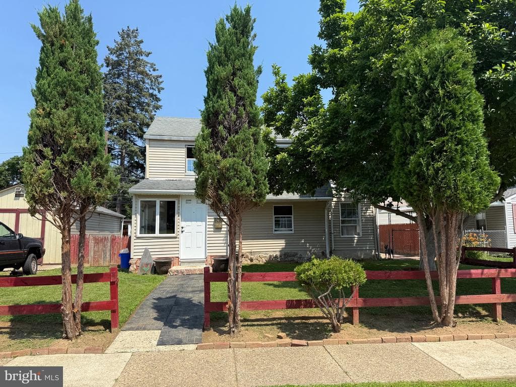 743 Westwood photo 1