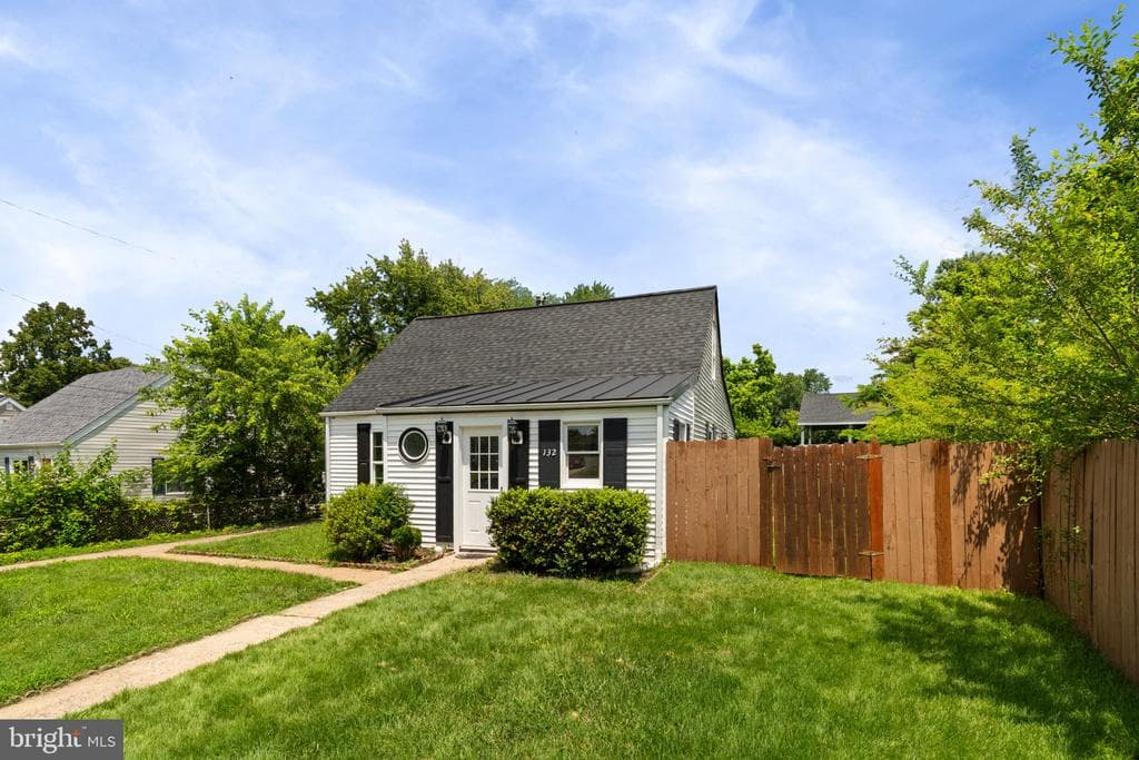 132 Evans Street photo 1