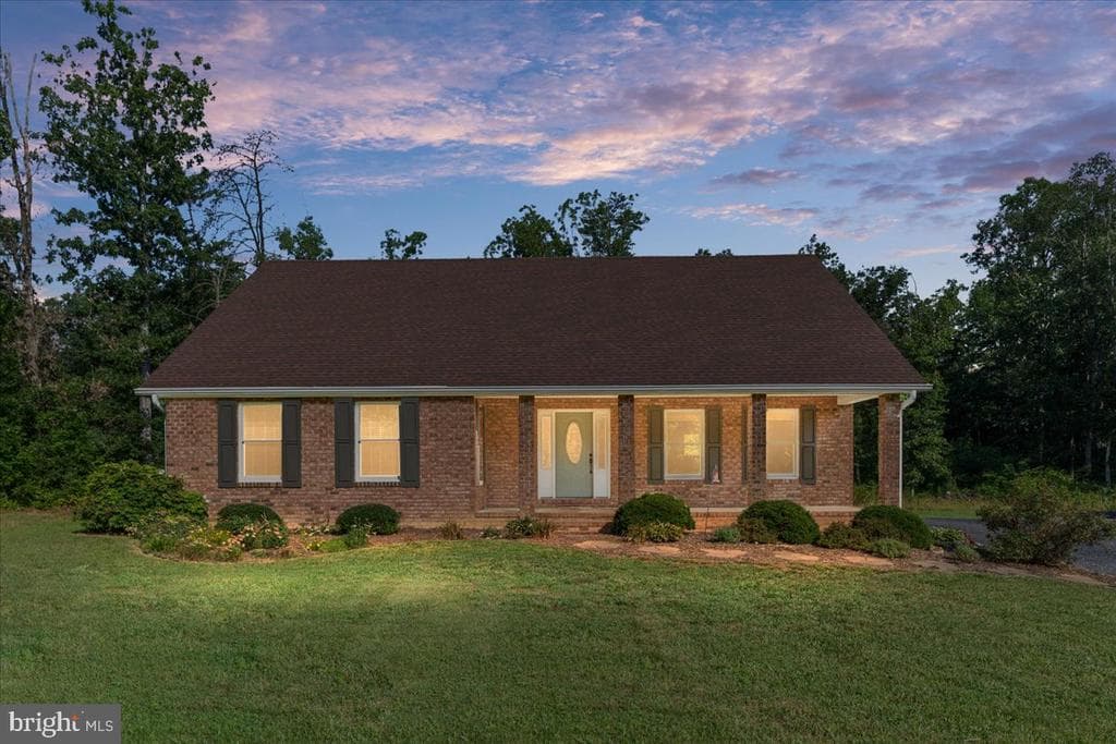 215 Thomas Drive photo 1