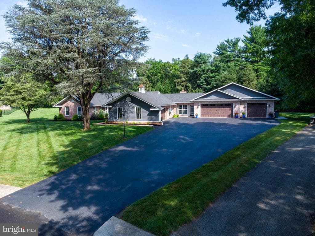 628 Yorkshire Drive photo 1