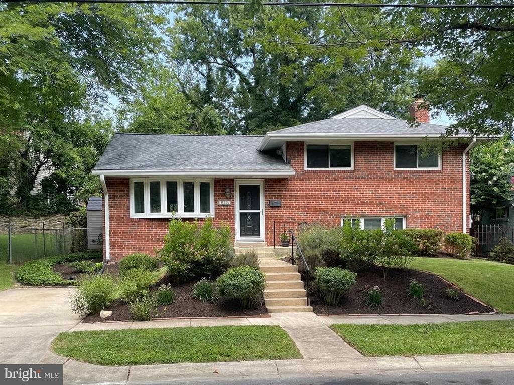 10227 Leslie Street photo 1