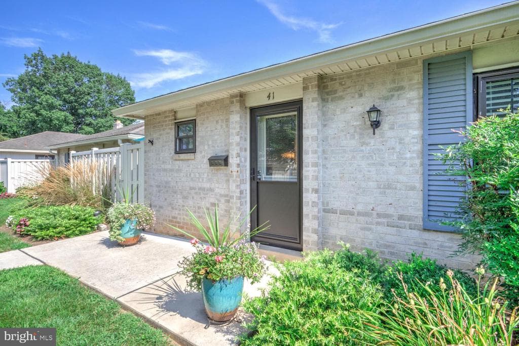41 Valleybrook Drive photo 1