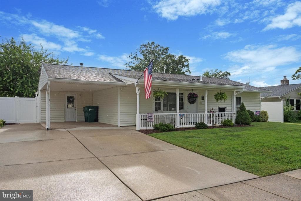 33 Tulip Lane photo 1
