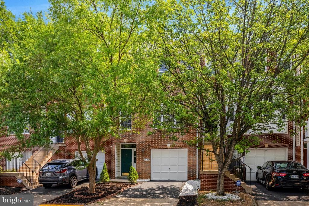 2505 James Madison Circle photo 1