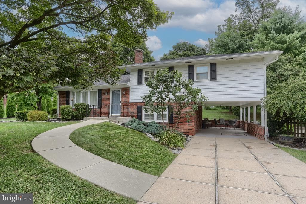 141 Hillside Street photo 1