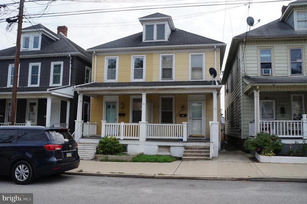 633 E Middle Street photo 1
