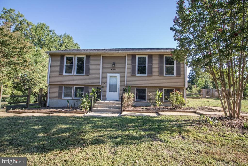 45702 Robinson Court photo 1