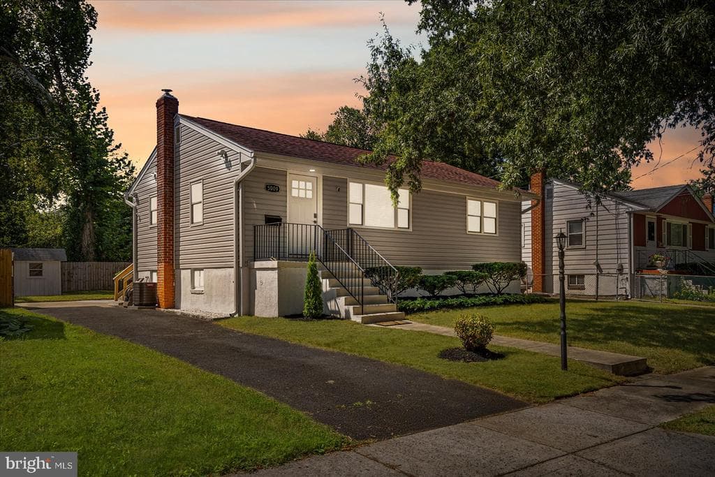5009 Ravenswood Road photo 1