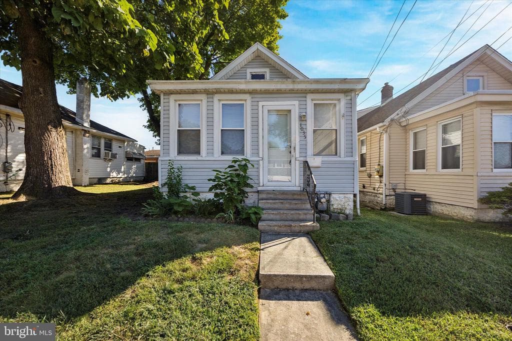 1035 Langley Street photo 1