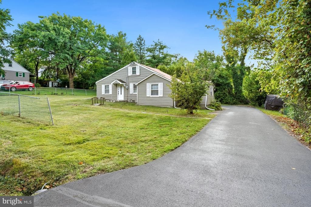 2046 Elm Avenue photo 1