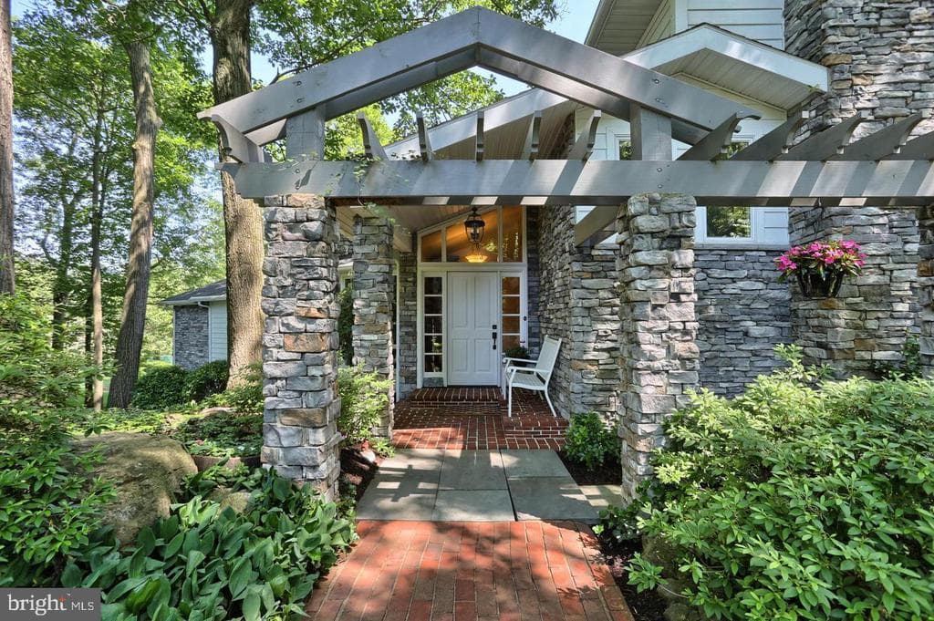 130 Northwest Drive photo 1