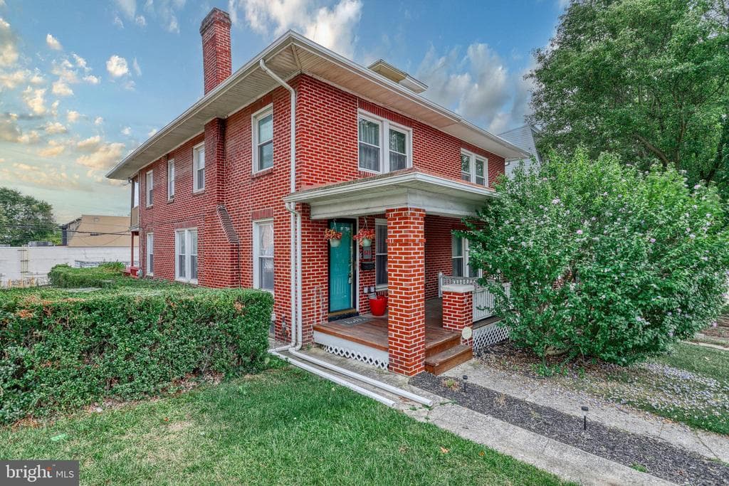 623 N George Street photo 1