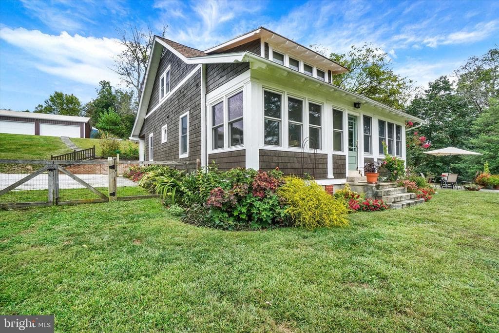 4 Holly Lane photo 1