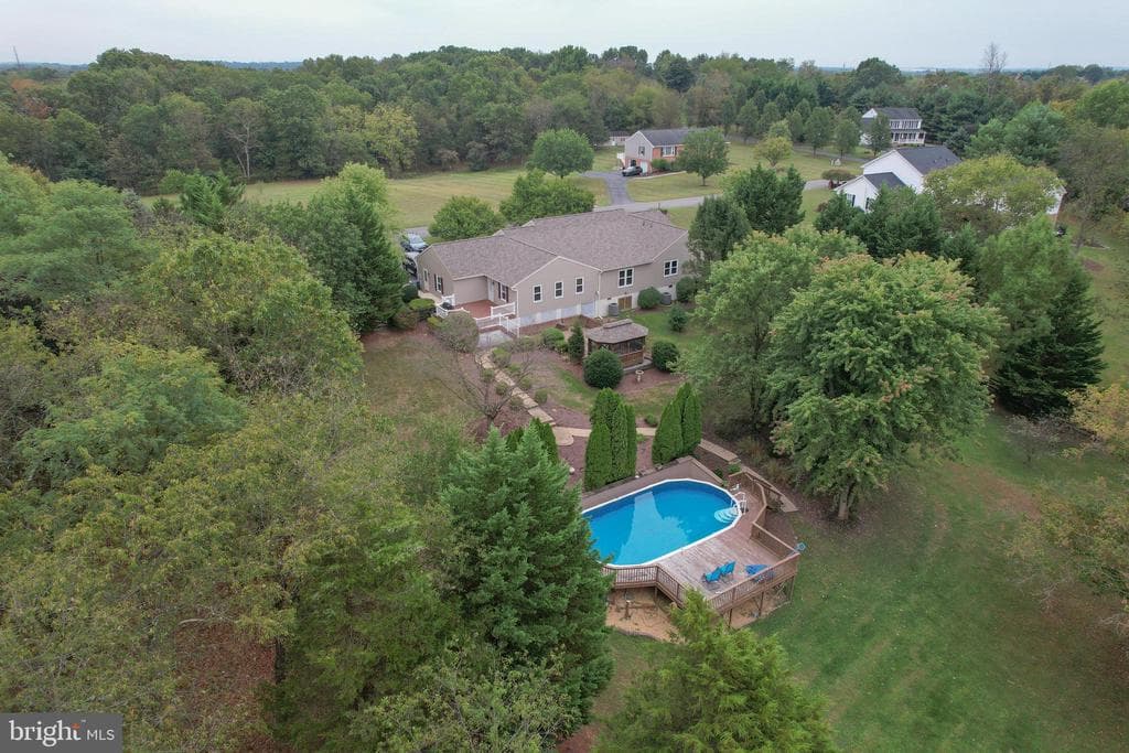 162 Robins Lane photo 1