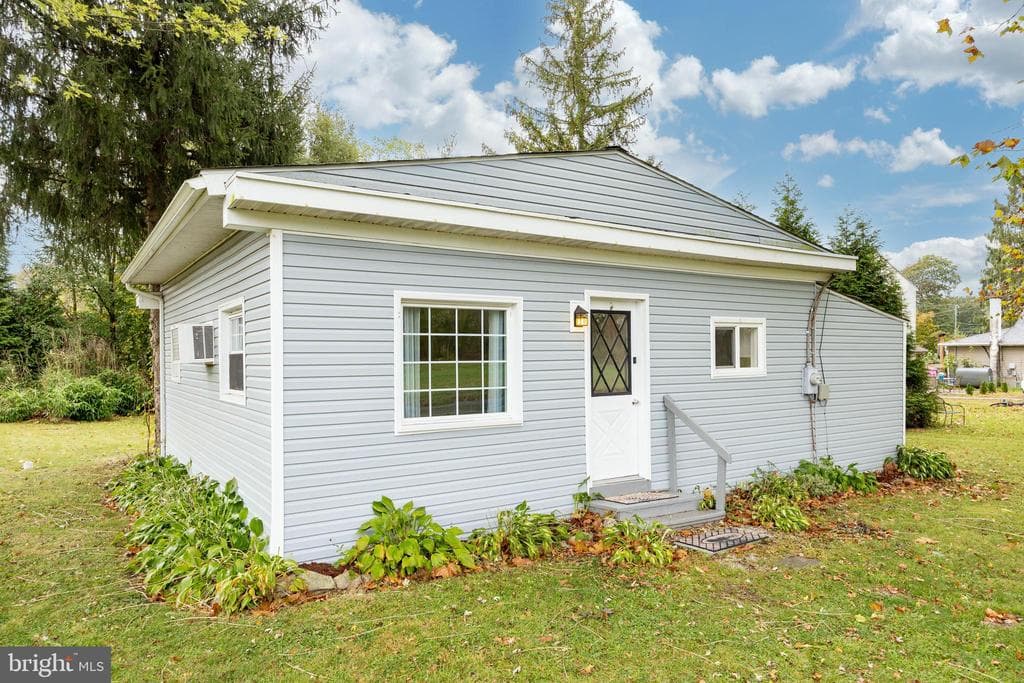 56 Amity Avenue photo 1