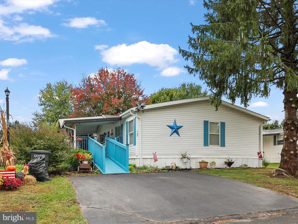 732 Laura Lane photo 1