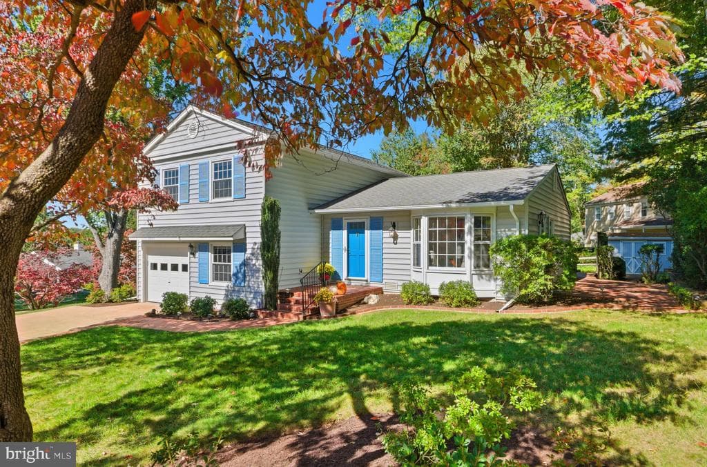2037 Freedom Lane photo 1