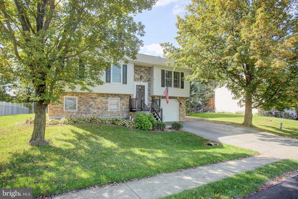 128 Hykes Road E photo 1