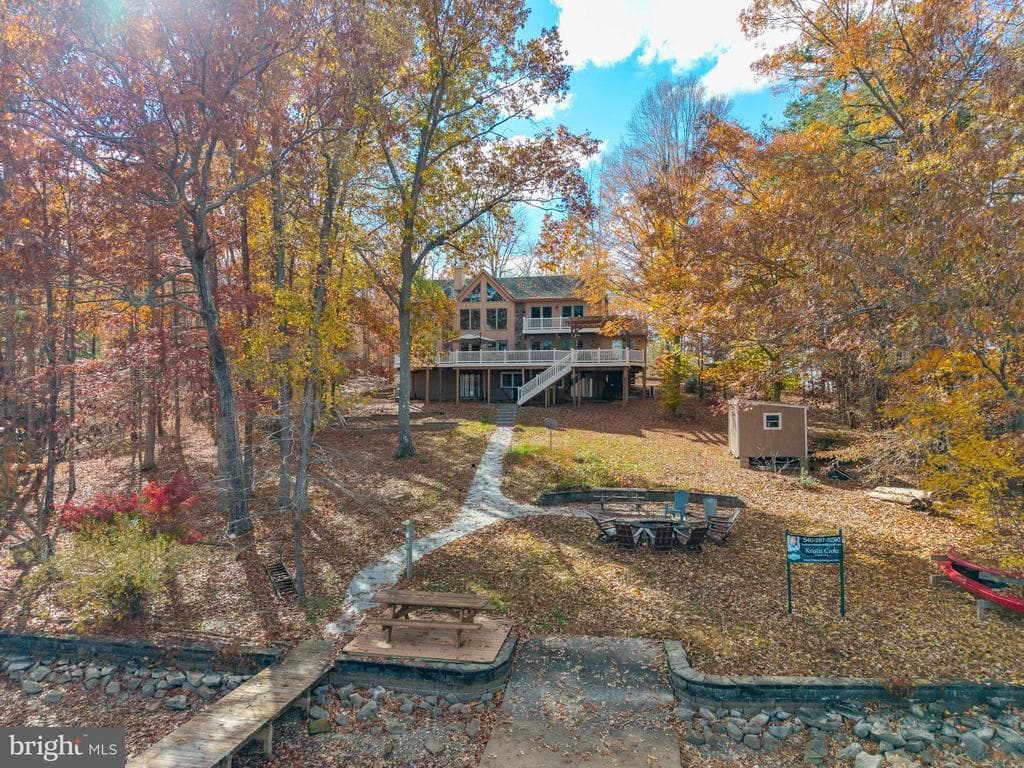 464 Douglas Road photo 1