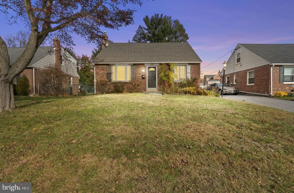 937 Greenbriar Lane photo 1