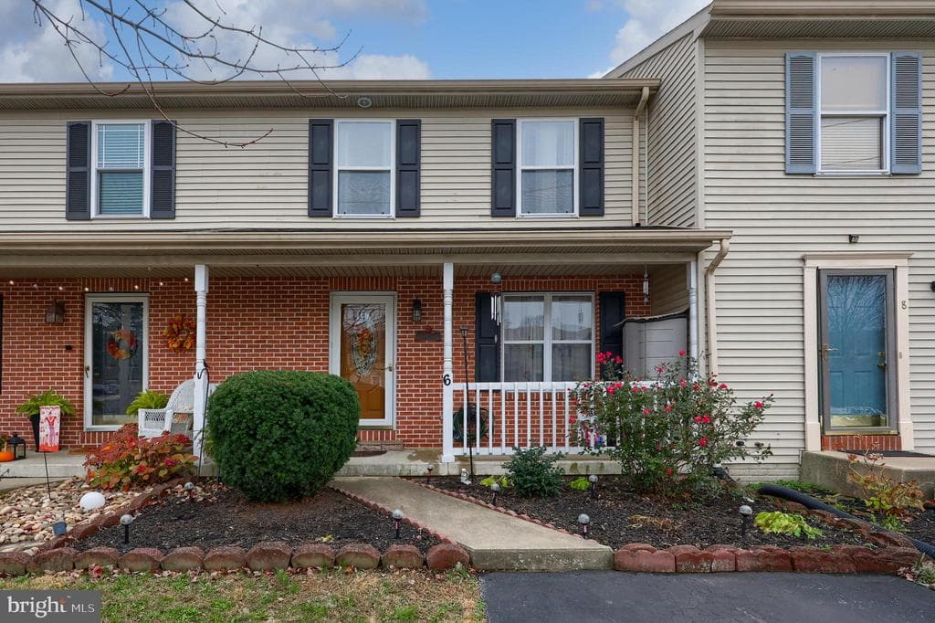 6 Tiffany Lane photo 1