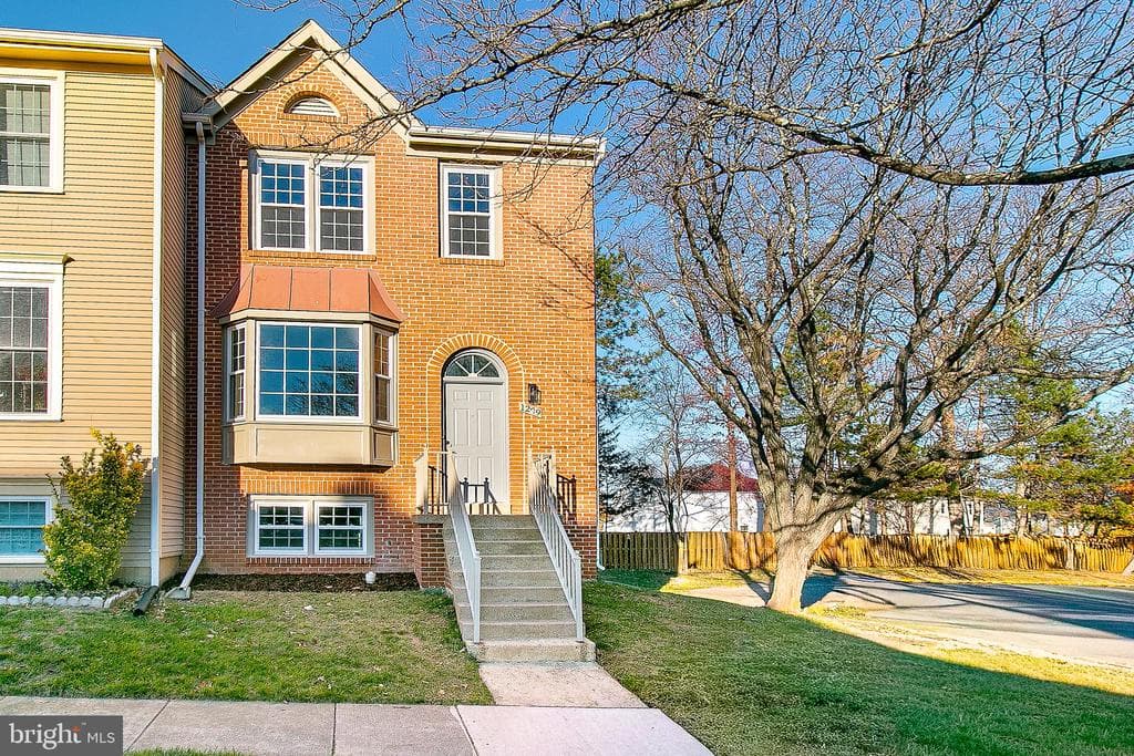 1279 Bond Street photo 1