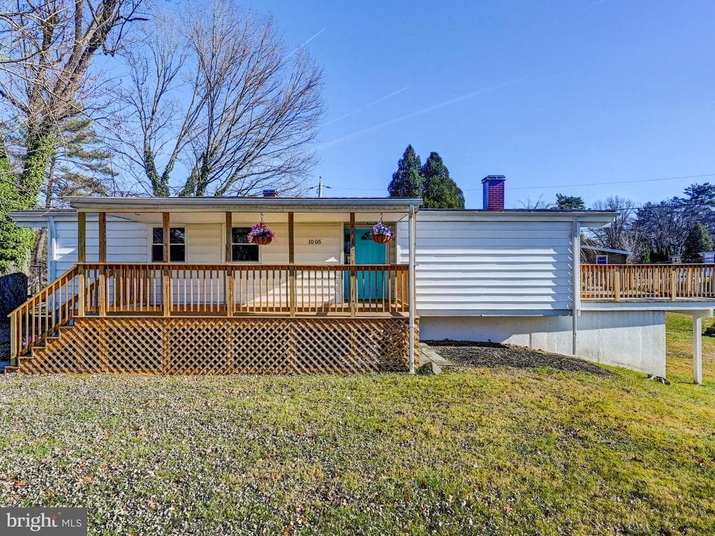 1005 Parkvalley Court photo 1